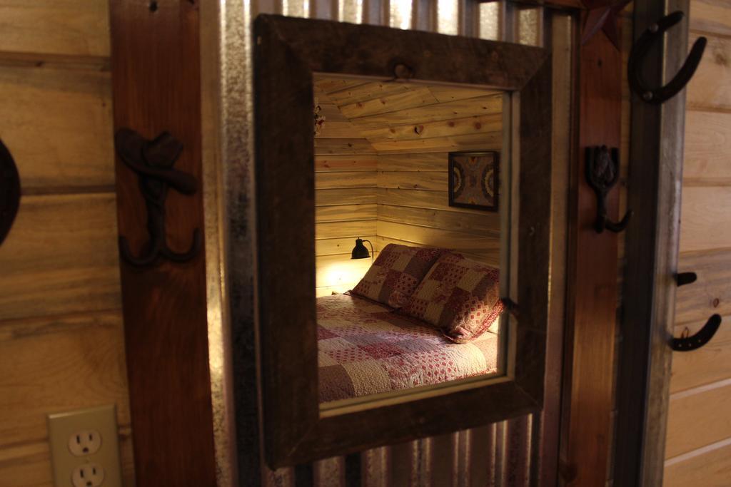 Silver Cabin In The Western Barn 몬티첼로 외부 사진