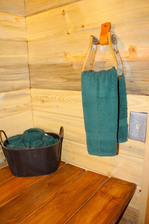 Silver Cabin In The Western Barn 몬티첼로 외부 사진